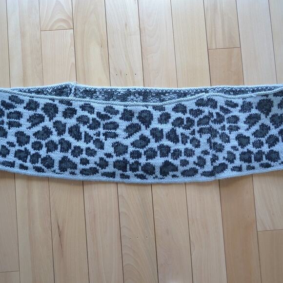Betsey Johnson Scarf Knit Infinity Scarf Grey and Black Cheetah pattern Warm - Picture 4 of 4